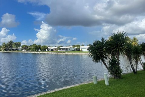 House in Tamarac, Florida 2 bedrooms, 124.67 sq.m. № 1958727 - photo 13