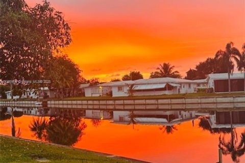 House in Tamarac, Florida 2 bedrooms, 124.67 sq.m. № 1958727 - photo 16