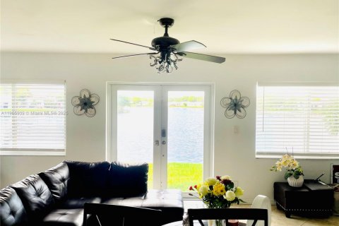 House in Tamarac, Florida 2 bedrooms, 124.67 sq.m. № 1958727 - photo 8