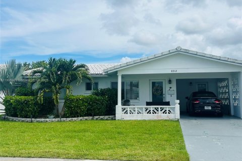 House in Tamarac, Florida 2 bedrooms, 124.67 sq.m. № 1958727 - photo 1