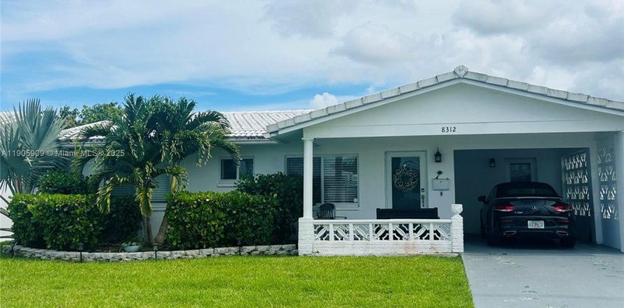 House in Tamarac, Florida 2 bedrooms, 124.67 sq.m. № 1958727