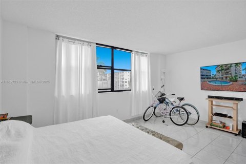 Copropriété à louer à Bay Harbor Islands, Floride: 2 chambres, 148.64 m2 № 1896842 - photo 17