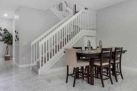 Adosado en alquiler en Pembroke Pines, Florida, 4 dormitorios, 213.68 m2 № 1993022 - foto 6