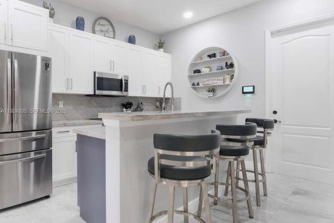 Adosado en alquiler en Pembroke Pines, Florida, 4 dormitorios, 213.68 m2 № 1993022 - foto 9