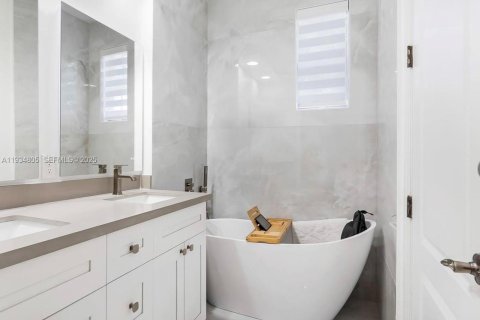 Adosado en alquiler en Pembroke Pines, Florida, 4 dormitorios, 213.68 m2 № 1993022 - foto 12