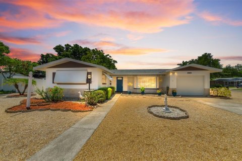 House in Saint Petersburg, Florida 2 bedrooms, 117.34 sq.m. № 2216125
