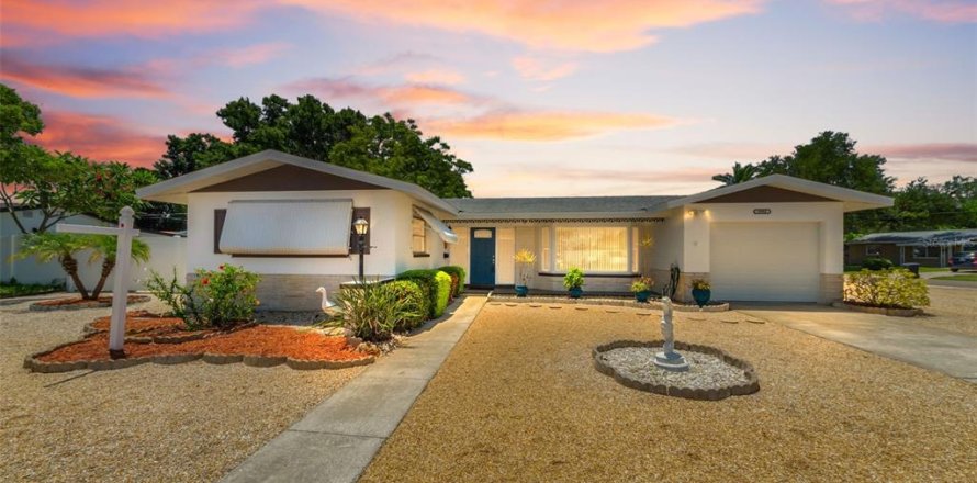House in Saint Petersburg, Florida 2 bedrooms, 117.34 sq.m. № 2216125