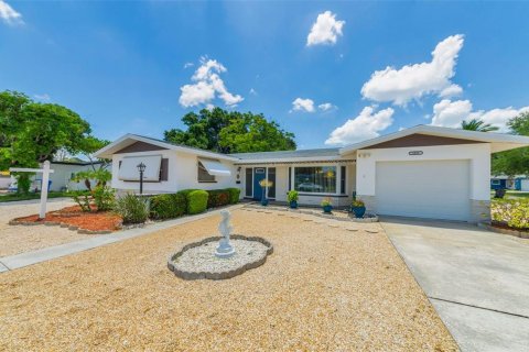 House in Saint Petersburg, Florida 2 bedrooms, 117.34 sq.m. № 2216125 - photo 2