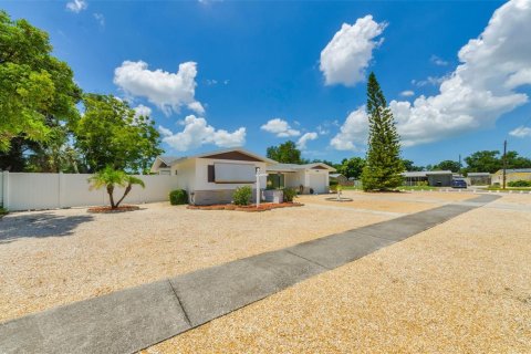 House in Saint Petersburg, Florida 2 bedrooms, 117.34 sq.m. № 2216125 - photo 4