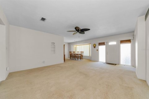 House in Saint Petersburg, Florida 2 bedrooms, 117.34 sq.m. № 2216125 - photo 8