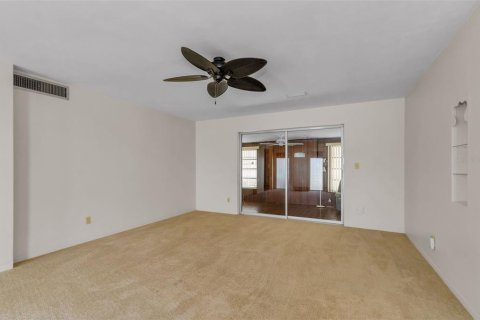 House in Saint Petersburg, Florida 2 bedrooms, 117.34 sq.m. № 2216125 - photo 10