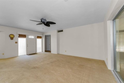 House in Saint Petersburg, Florida 2 bedrooms, 117.34 sq.m. № 2216125 - photo 9