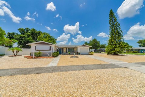 House in Saint Petersburg, Florida 2 bedrooms, 117.34 sq.m. № 2216125 - photo 7