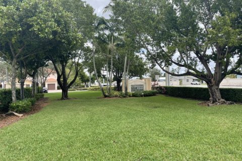 Townhouse in Tamarac, Florida 2 bedrooms, 112.78 sq.m. № 1976520 - photo 2