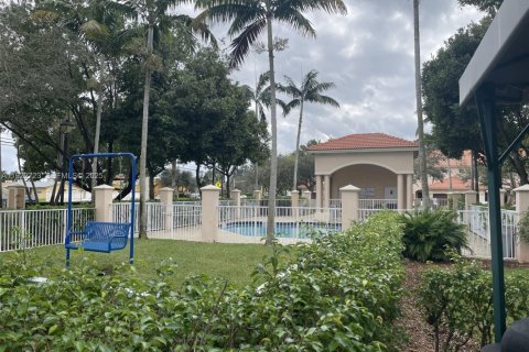 Townhouse in Tamarac, Florida 2 bedrooms, 112.78 sq.m. № 1976520 - photo 1