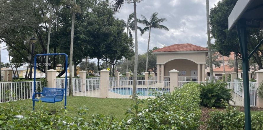 Townhouse in Tamarac, Florida 2 bedrooms, 112.78 sq.m. № 1976520