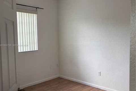 Снять в аренду таунхаус в Тамарак, Флорида 2 спальни, 112.78м2, № 1976520 - фото 23