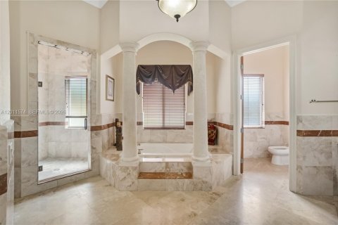 House in Miami, Florida 7 bedrooms, 463.68 sq.m. № 2075306 - photo 17