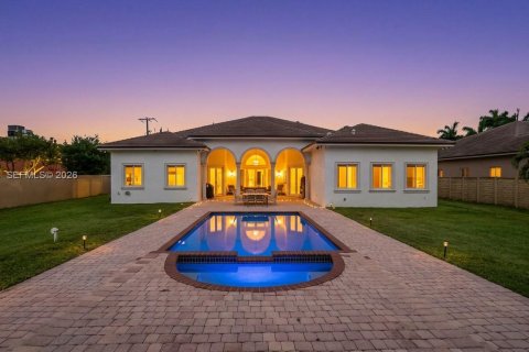 House in Miami, Florida 7 bedrooms, 463.68 sq.m. № 2075306