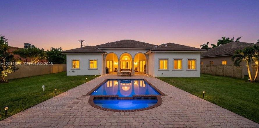 House in Miami, Florida 7 bedrooms, 463.68 sq.m. № 2075306