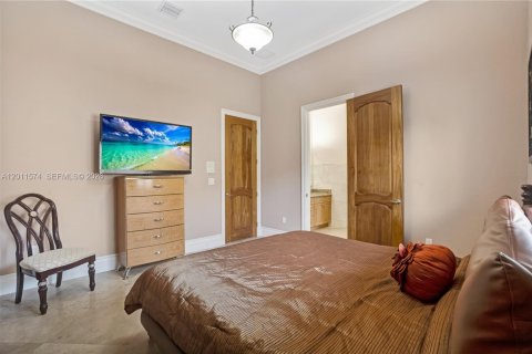House in Miami, Florida 7 bedrooms, 463.68 sq.m. № 2075306 - photo 23