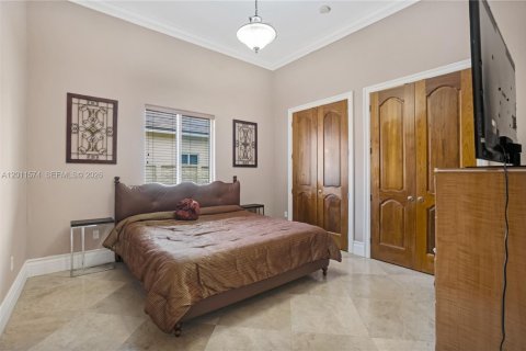 House in Miami, Florida 7 bedrooms, 463.68 sq.m. № 2075306 - photo 22