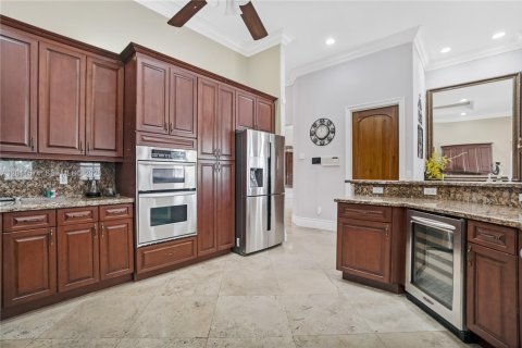 House in Miami, Florida 7 bedrooms, 463.68 sq.m. № 2075306 - photo 10