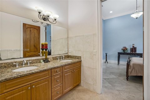 House in Miami, Florida 7 bedrooms, 463.68 sq.m. № 2075306 - photo 28