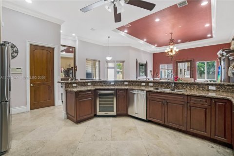 House in Miami, Florida 7 bedrooms, 463.68 sq.m. № 2075306 - photo 9