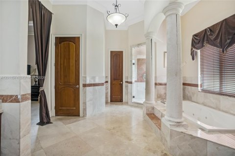 House in Miami, Florida 7 bedrooms, 463.68 sq.m. № 2075306 - photo 18