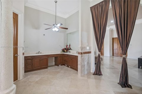 House in Miami, Florida 7 bedrooms, 463.68 sq.m. № 2075306 - photo 19