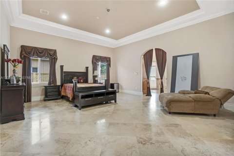 House in Miami, Florida 7 bedrooms, 463.68 sq.m. № 2075306 - photo 13