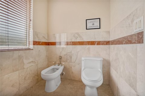 House in Miami, Florida 7 bedrooms, 463.68 sq.m. № 2075306 - photo 21