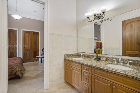 House in Miami, Florida 7 bedrooms, 463.68 sq.m. № 2075306 - photo 27