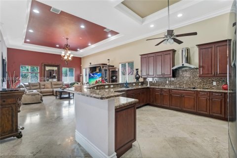 House in Miami, Florida 7 bedrooms, 463.68 sq.m. № 2075306 - photo 8