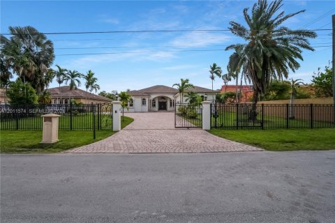 House in Miami, Florida 7 bedrooms, 463.68 sq.m. № 2075306 - photo 4