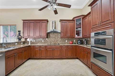 House in Miami, Florida 7 bedrooms, 463.68 sq.m. № 2075306 - photo 6