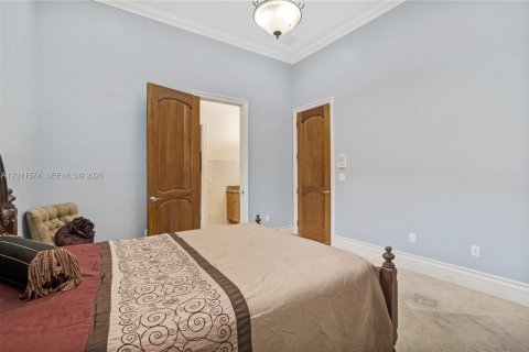 House in Miami, Florida 7 bedrooms, 463.68 sq.m. № 2075306 - photo 25