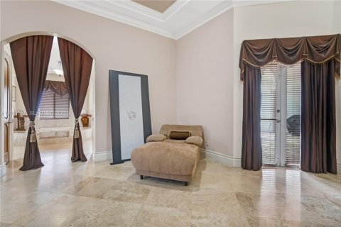 House in Miami, Florida 7 bedrooms, 463.68 sq.m. № 2075306 - photo 16