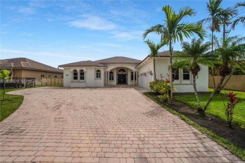 House in Miami, Florida 7 bedrooms, 463.68 sq.m. № 2075306 - photo 2