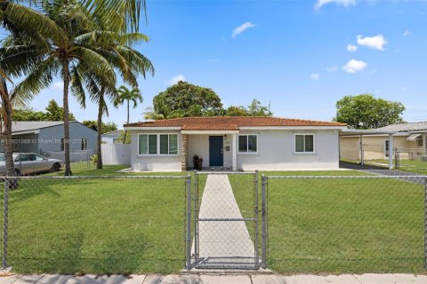 House in Miami, Florida 3 bedrooms, 121.33 sq.m. № 1685735 - photo 1