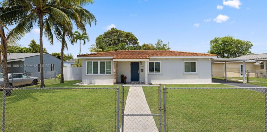 House in Miami, Florida 3 bedrooms, 121.33 sq.m. № 1685735