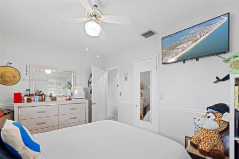 House in Miami, Florida 3 bedrooms, 121.33 sq.m. № 1685735 - photo 25