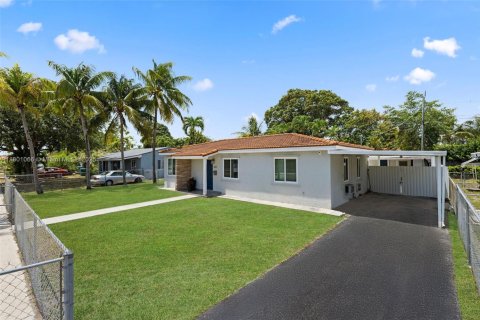 House in Miami, Florida 3 bedrooms, 121.33 sq.m. № 1685735 - photo 2