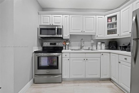 House in Miami, Florida 3 bedrooms, 121.33 sq.m. № 1685735 - photo 13