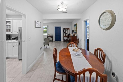 House in Miami, Florida 3 bedrooms, 121.33 sq.m. № 1685735 - photo 12