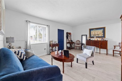 House in Miami, Florida 3 bedrooms, 121.33 sq.m. № 1685735 - photo 9