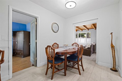 House in Miami, Florida 3 bedrooms, 121.33 sq.m. № 1685735 - photo 11