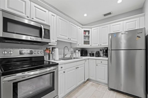 House in Miami, Florida 3 bedrooms, 121.33 sq.m. № 1685735 - photo 14