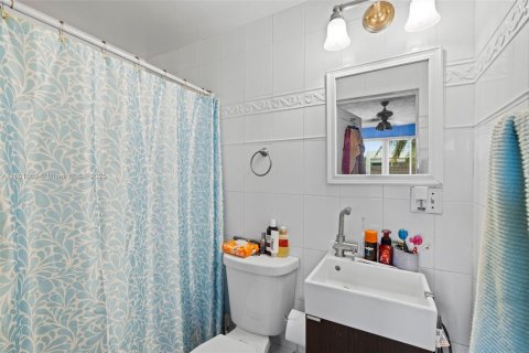 House in Miami, Florida 3 bedrooms, 121.33 sq.m. № 1685735 - photo 22